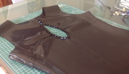 latex top met studs spikes 02 zelf latex kleding maken workshop