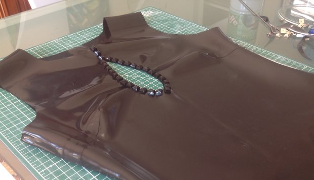 latex top met studs spikes 02 zelf latex kleding maken workshop